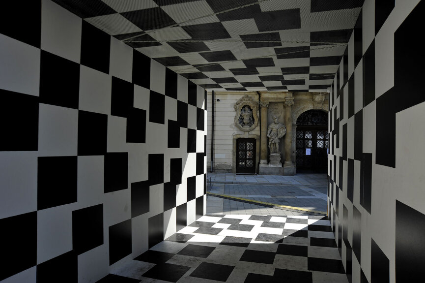 Esther Stocker - Pro Františka Pavlíka, malba akrylem, zvuk (klavírní sonáta Leoše Janáčka Z ulice 1.X.1905), Moravské náměstí